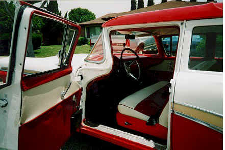 1957_Ford_Country_Sedan_inside.jpg (50258 bytes)