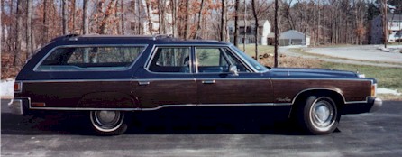 1974_Chrysler_Town&Country_side.jpg (29546 bytes)