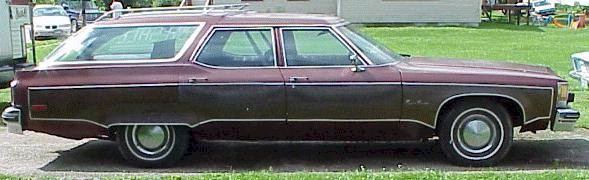 1976_Oldsmobile_Custom_Cruiser.jpg (41095 bytes)