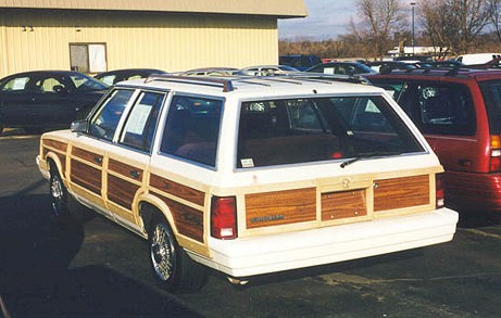 1986_Chrysler_TownCountry_rear.jpg (48261 bytes)