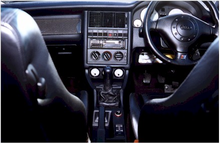 1995_Audi_RS2_inside.jpg (35497 bytes)